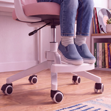 Footrest and armrests for a more stable position
